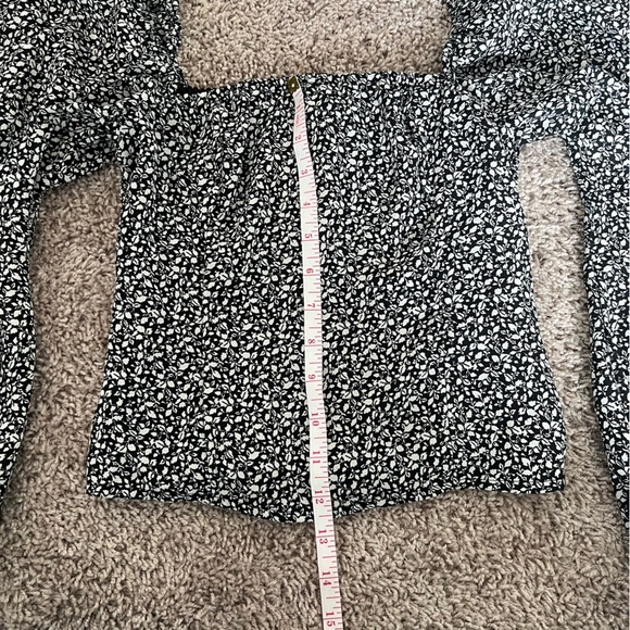 {Abercrombie & Fitch} Black and White Floral Blouse - Picture 3 of 9